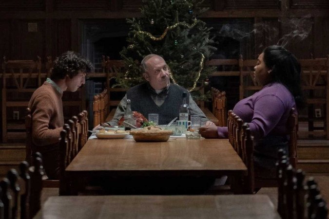 Paul Giamatti (centro), Da´Vine Joy Randolph e Dominic Sessa em cena do filme de Alexander Payne -  (crédito:  Universal Pictures/Divulgação)