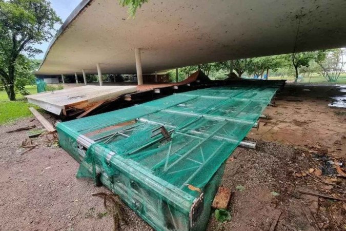 Estrutura metálica de manutenção da marquise do Parque Ibirapuera caiu  -  (crédito:  Defesa Civil/Divulgação)