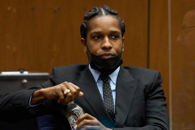 Rakim Mayers, também conhecido como A$AP Rocky, está sentado no Centro de Justiça Criminal Clara Shortridge Foltz durante uma audiência preliminar sobre agressão com arma de fogo semiautomática em Los Angeles       -  (crédito: ALLISON DINNER / POOL / AFP)