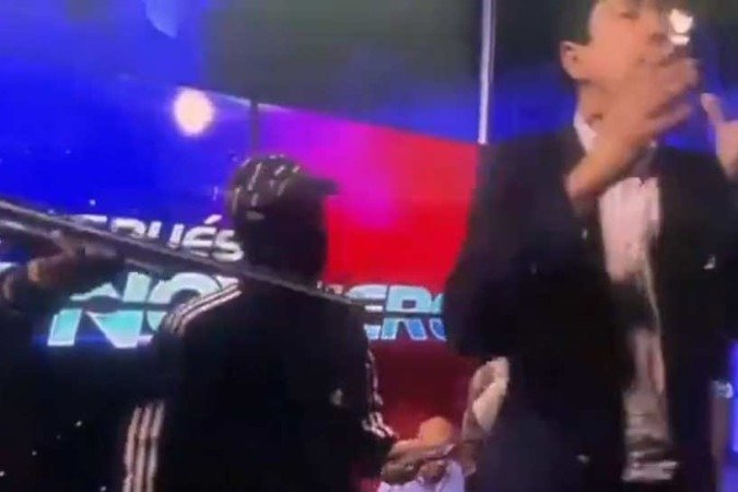 Criminoso aponta espingarda para apresentador da emissora TCTelevisión, em Guayaquil... 