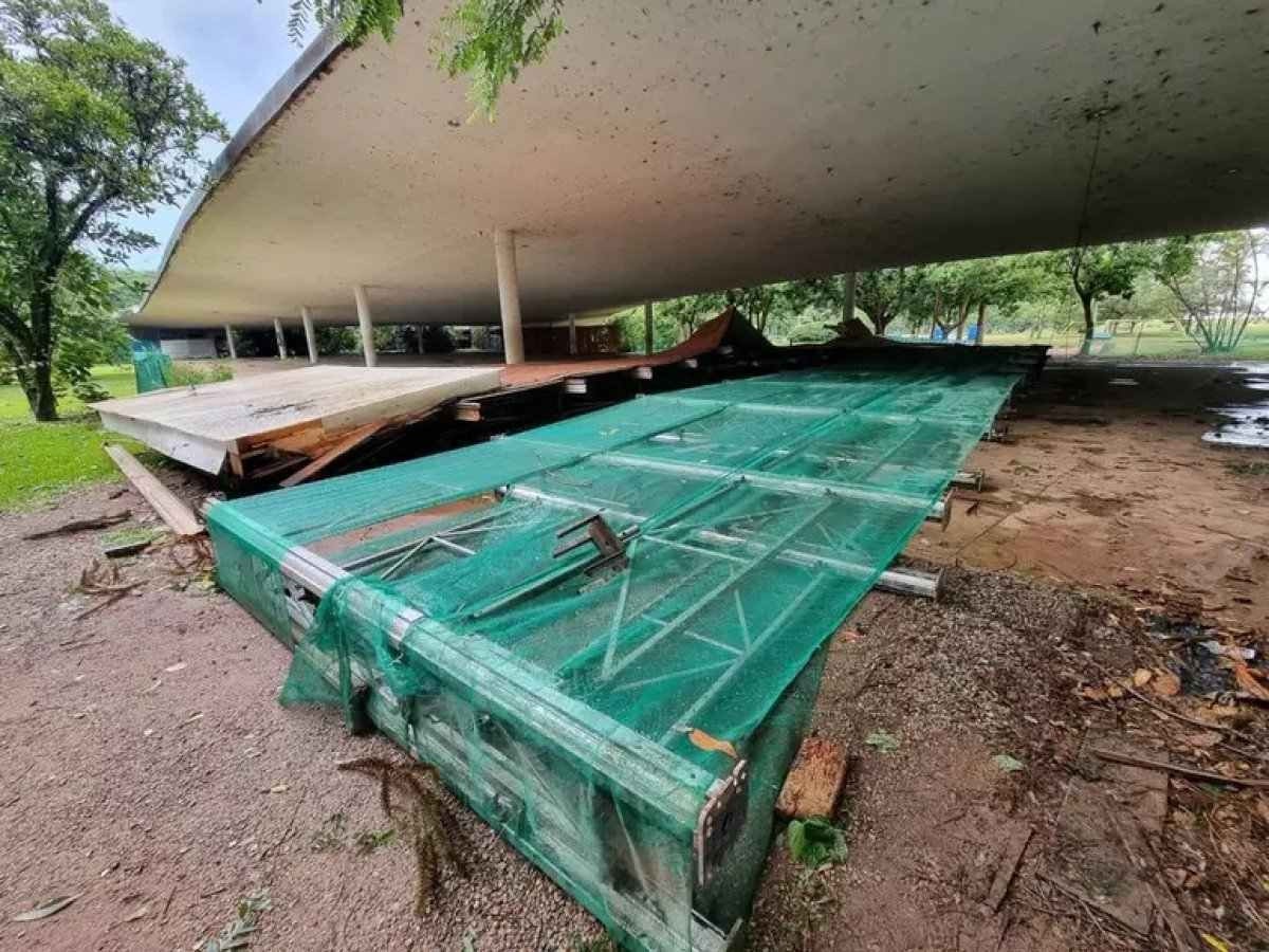 Estrutura metálica da marquise do Ibirapuera cai e deixa quatro feridos