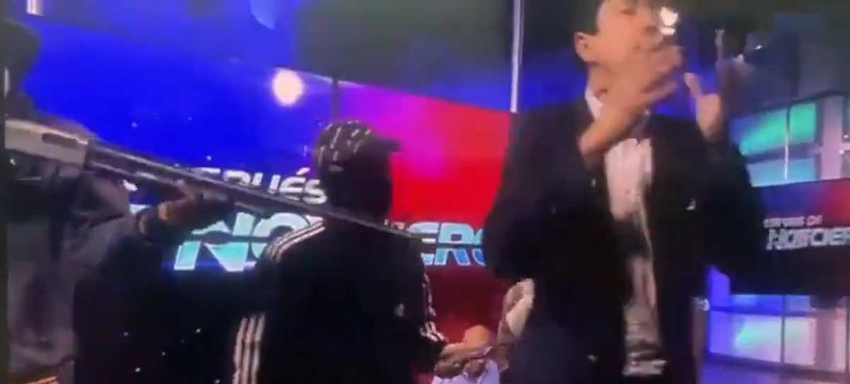 Criminoso aponta espingarda para apresentador da emissora TCTelevisión... 