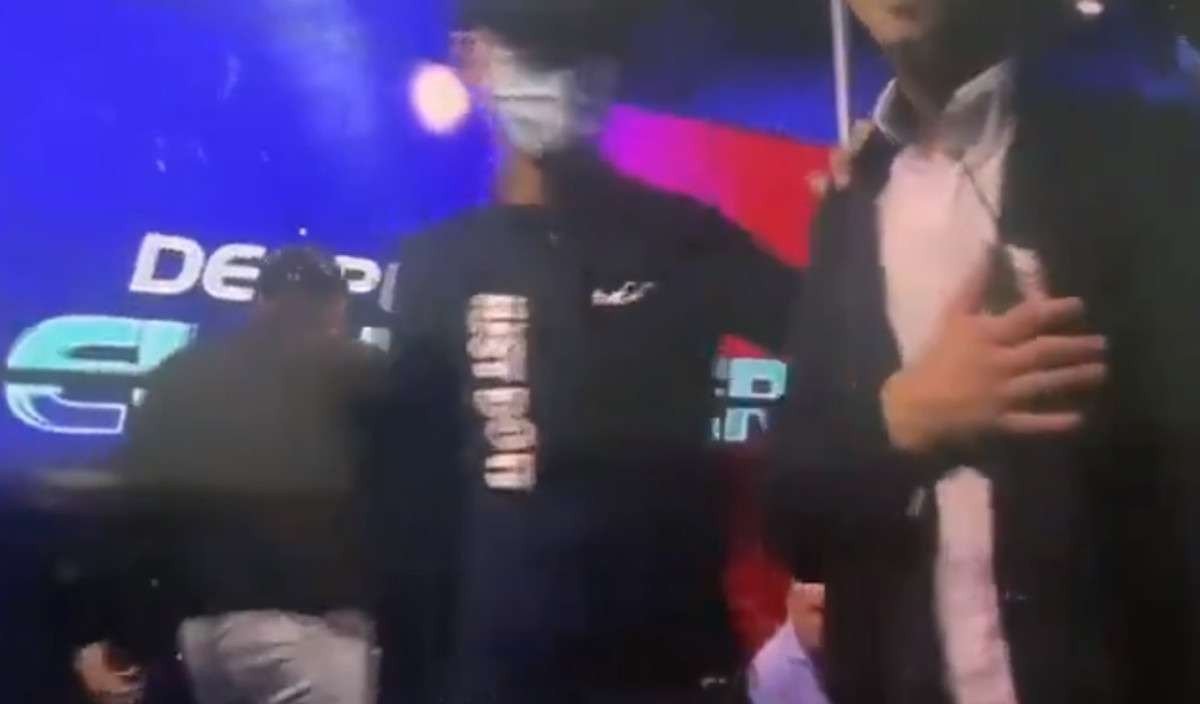 ...e coloca dinamite no bolso do jornalista, durante a transmissão ao vivo