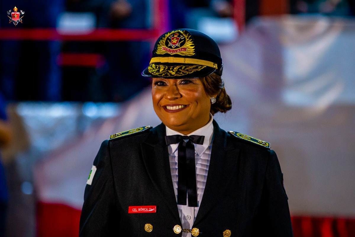 Coronel Mônica é pioneira feminina no comando dos bombeiros, que lidera desde o ano passado