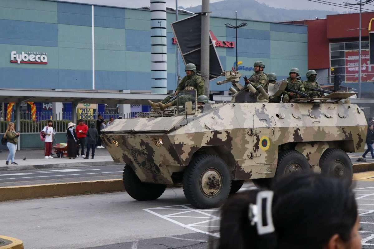 Tanque do Exército equatoriano patrulha avenida no centro de Quito 