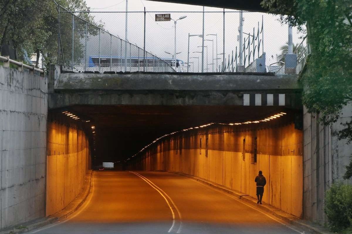 Rua geralmente movimentada da capital é fotografada completamente vazia