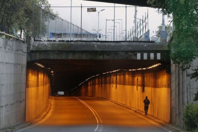 Rua geralmente movimentada da capital é fotografada completamente vazia