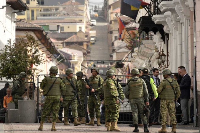 Forças de segurança mantêm guarda do lado de fora do Palácio Carondelet, sede do Executivo, em Quito: país em estado de guerra  -  (crédito: AFP)