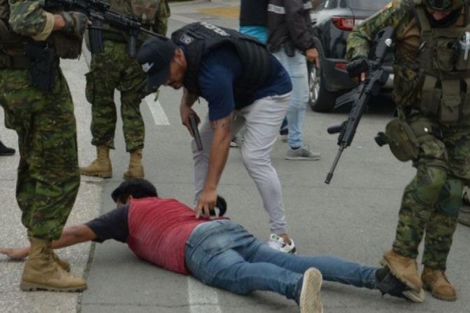 A polícia prendeu vários homens armados depois que o presidente do Equador declarou um 'conflito armado interno' -  (crédito: Getty Images)