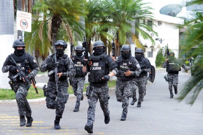 Esquadrão da polícia equatoriana entrou nas instalações do canal de televisão TC do Equador depois que homens armados não identificados invadiram o estúdio de televisão estatal ao vivo em 9 de janeiro de 2024       -  (crédito: STRINGER/AFP)