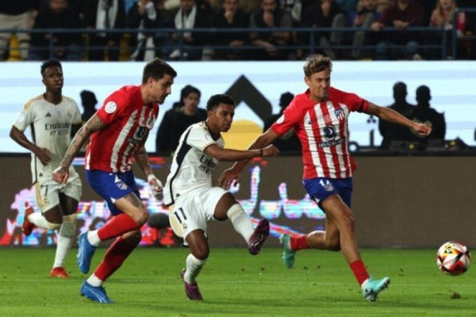Rodrygo e Modric celebram o gol de Rüdiger (encoberto), o primeiro do Real sobre o Atlético -  (crédito:  Foto: Divulgação / Real Madrid)
