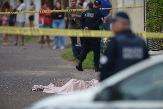 Taynara Kellen, 26 anos, foi assassinada a tiros pelo ex-marido Wesly Denny da Silva Melo em frente ao salão de beleza em que trabalhava, no Gama. - (crédito: Ed Alves/CB/D.A.Press) Taynara Kellen, 26 anos, foi assassinada a tiros pelo ex-marido Wesly Denny da Silva Melo em frente ao salão de beleza em que trabalhava, no Gama. - (crédito: Ed Alves/CB/D.A.Press)