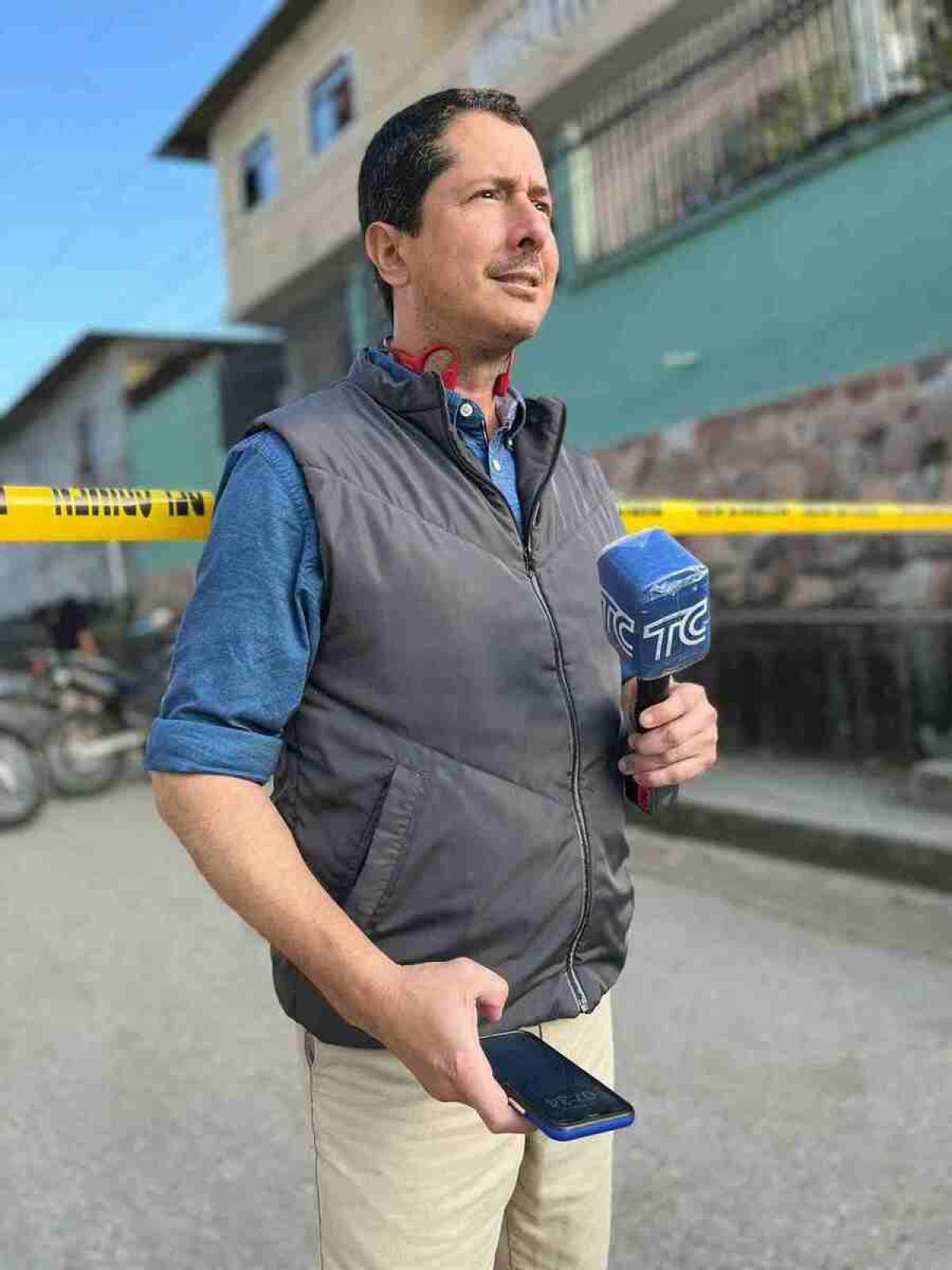 Jose Luis Calderon, jornalista da emissora TC Televisi&oacute;n, de Guayaquil 