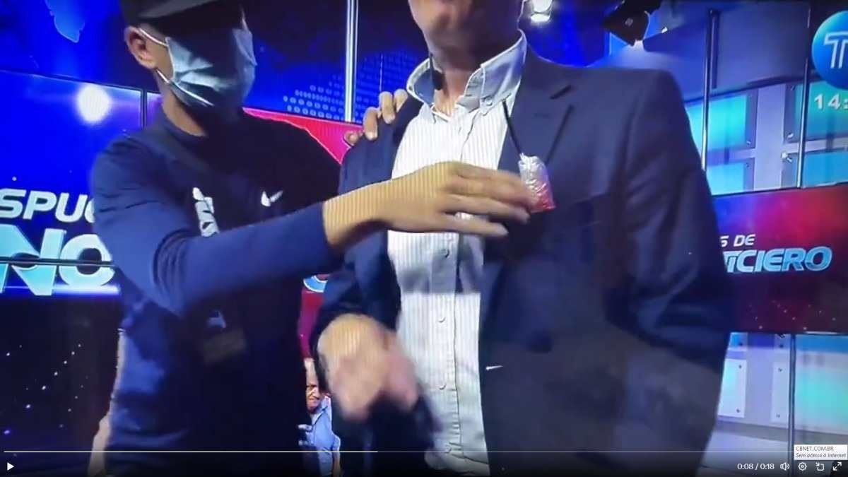 Criminoso coloca dinamite no bolso do palet&oacute; do Jose Luis Calderon, jornalista da emissora TC Televisi&oacute;n, de Guayaquil 