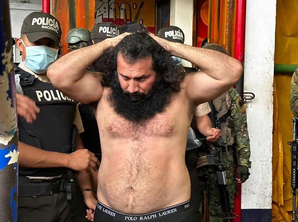 Folheto divulgado pelas Forças Armadas do Equador mostrando Adolfo Macias, também conhecido como Fito, líder da gangue criminosa Los Choneros Folheto divulgado pelas Forças Armadas do Equador mostrando Adolfo Macias, também conhecido como Fito, líder da gangue criminosa Los Choneros