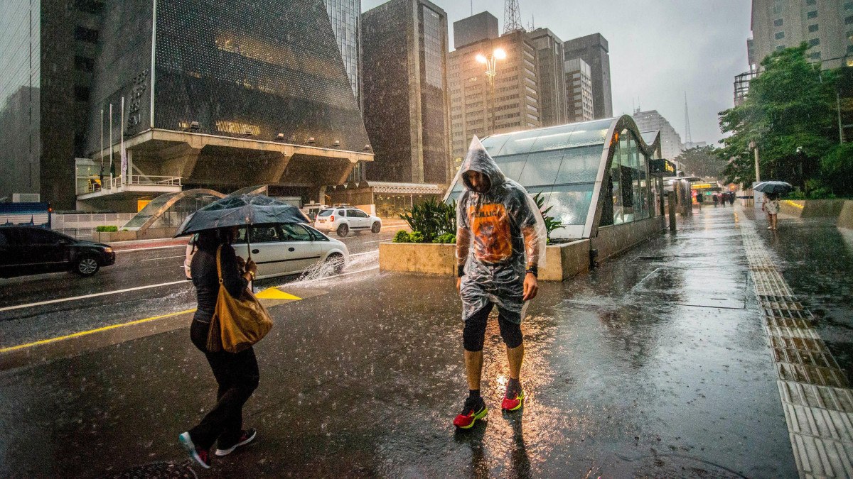 Pode tomar banho durante tempestade? – e outras 8 dúvidas em tempos de verão no Brasil