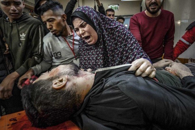 Na mesma cidade, mulher chora sobre o corpo de familiar, em emergência do Hospital Nasser 