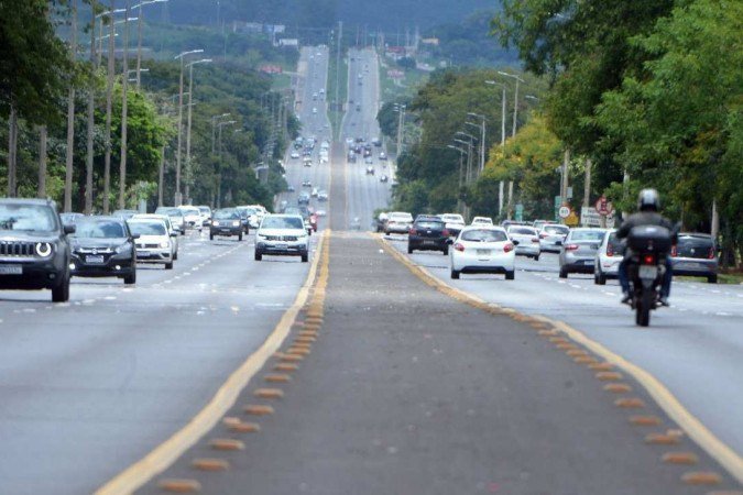  Movimento no trânsito no Eixão Norte e a Via Estrutural, que ainda não tem meio-fio. A faixa de acostamento é um perigo constante para os ciclistas. 