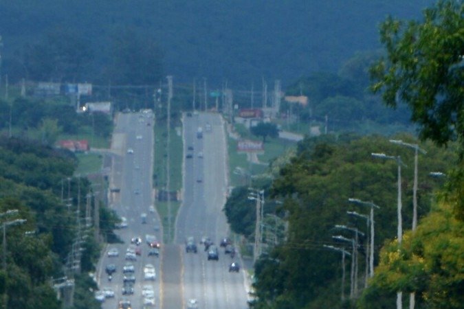  Movimento no trÃ¢nsito no EixÃ£o Norte e a Via Estrutural, que ainda nÃ£o tem meio-fio. A faixa de acostamento Ã© um perigo constante para os ciclistas. 