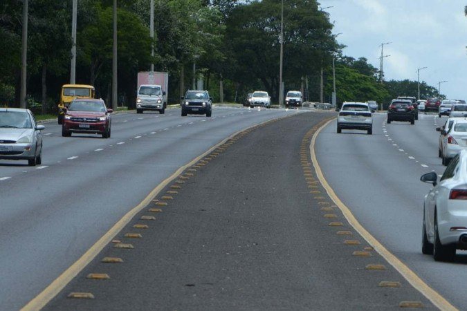  Movimento no trânsito no Eixão Norte e a Via Estrutural, que ainda não tem meio-fio. A faixa de acostamento é um perigo constante para os ciclistas. 