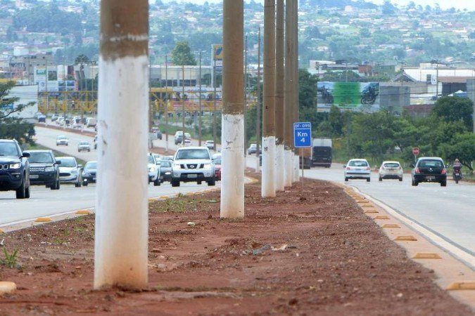  Durante as obras na Estrutural, as barras de proteção foram retiradas, gerando riscos