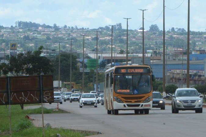  Movimento no trânsito no Eixão Norte e a Via Estrutural, que ainda não tem meio-fio. A faixa de acostamento é um perigo constante para os ciclistas. 