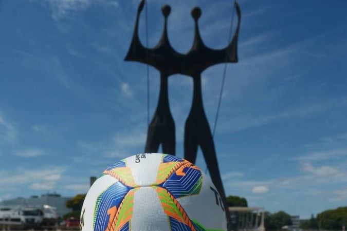 Encontro entre a escultura Os Candangos, na Praça dos Três Poderes, e a bola das 51 partidas do Candangão 2024 -  (crédito: Ed Alves/CB/D.A Press)