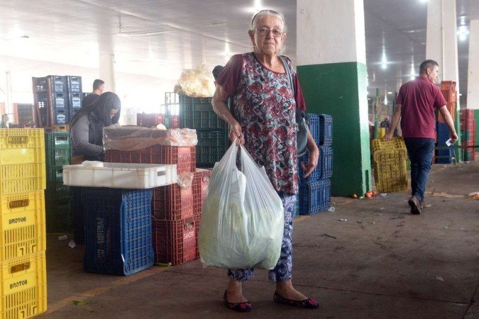 Eurídes Pires faz compras na CEASA duas vezes por semana para abastecer seu restaurante 