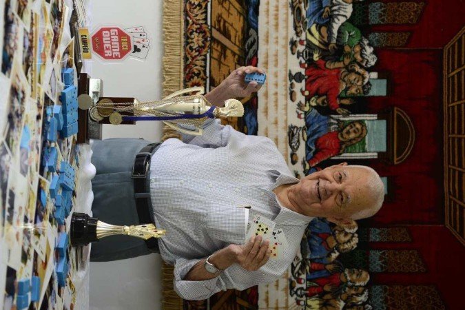 Seu Lourenço é apaixonado por truco, e mostra as medalhas e prêmios que ganhou ao longo da vida 