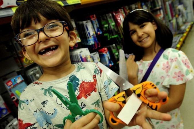 Lucas e Isabela estão animados para voltar à sala de aula -  (crédito: Carlos Vieira/CB/DA Press.                          )