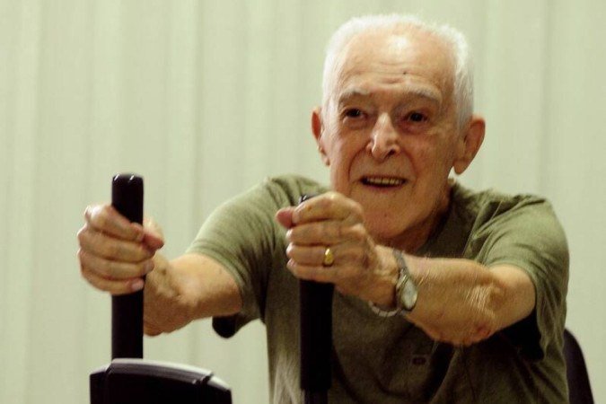 Ser Percival faz fisioterapia e exercícios regularmente para se manter ativo e saudável