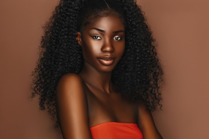 Os cabelos entrelaçados com materiais orgânicos surgem como uma tendência vibrante e sustentável -  (crédito: Beauty Agent Studio | Shutterstock)