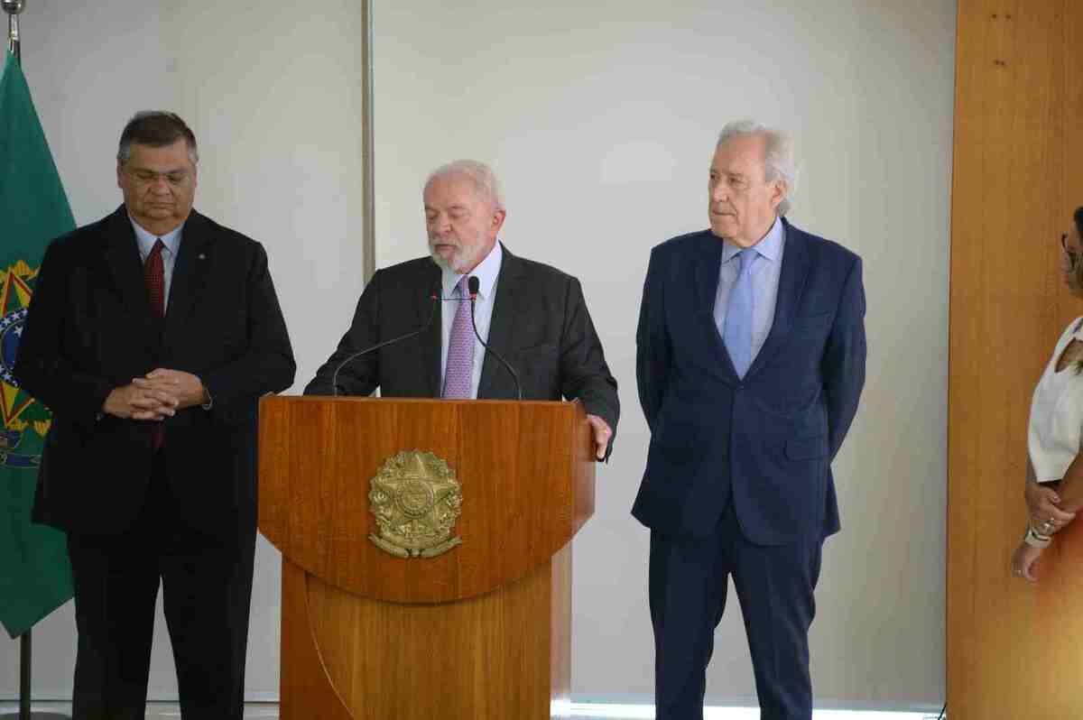 Lula com Flávio Dino em coletiva de imprensa no Planalto para anunciar Lewandowski como ministro da Justiça -  (crédito: Ed Alves/CB/D.A Press)
