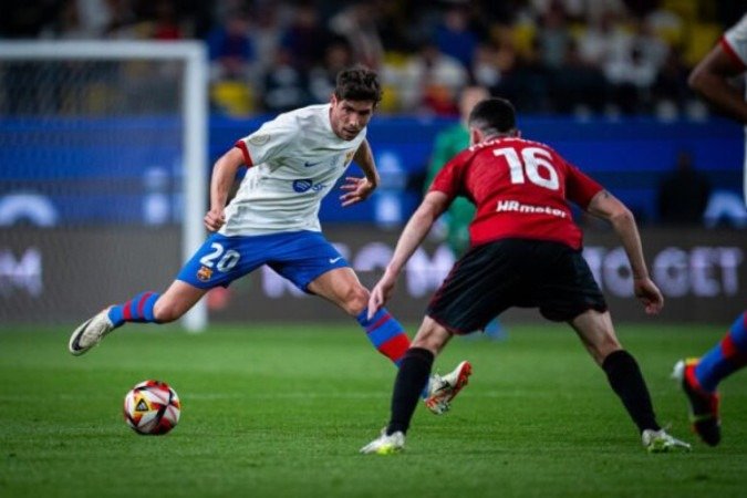 Jogadores de Barcelona e Osasuna em disputa de bola na semifinal da Supercopa da Espanha - Foto: Divulgação / Barcelona -  (crédito: Foto: Divulgação / Barcelona)