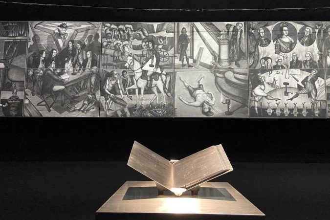 Livro de Aço, objeto de homenagem a personalidades que tiveram papel fundamental 
na sociedade -  (crédito:  Marina Dantas/CB/D.A Press)