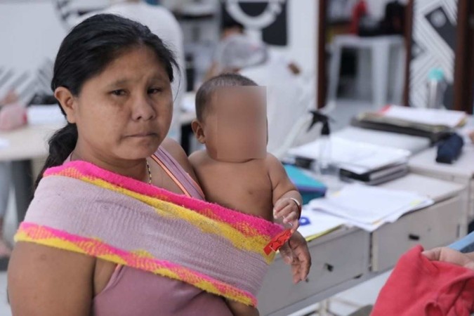 Imagem capturada nesta quinta-feira (11), em Boa Vista (RR), mostra crianças ianomâmis recuperadas e acompanhadas por profissionais do Ministério da Saúde após o diagnóstico de desnutrição e malária -  (crédito: Divulgação/Ministério da Saúde)