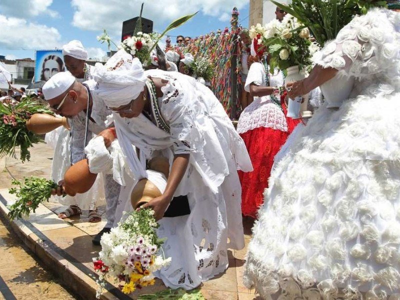 Baianas lavam escadarias da igreja do Bonfim, em Salvador