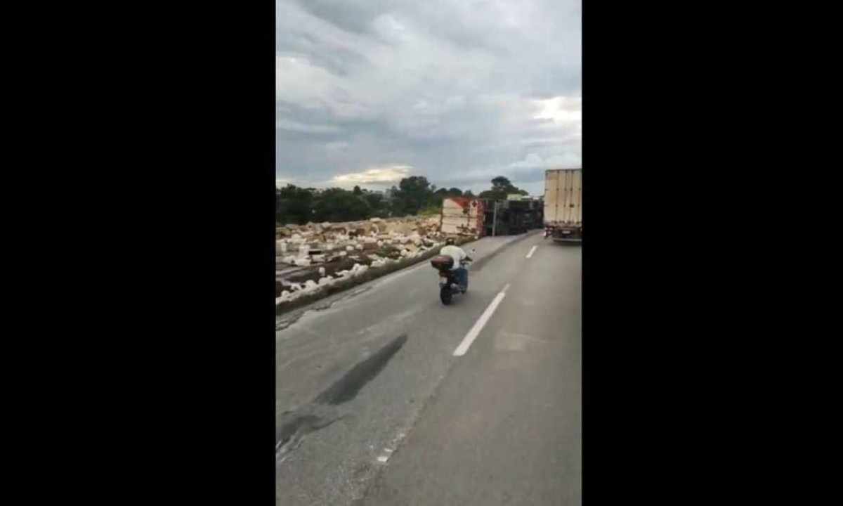 Carreta tomba e interdita trecho da BR-381 há mais de doze horas