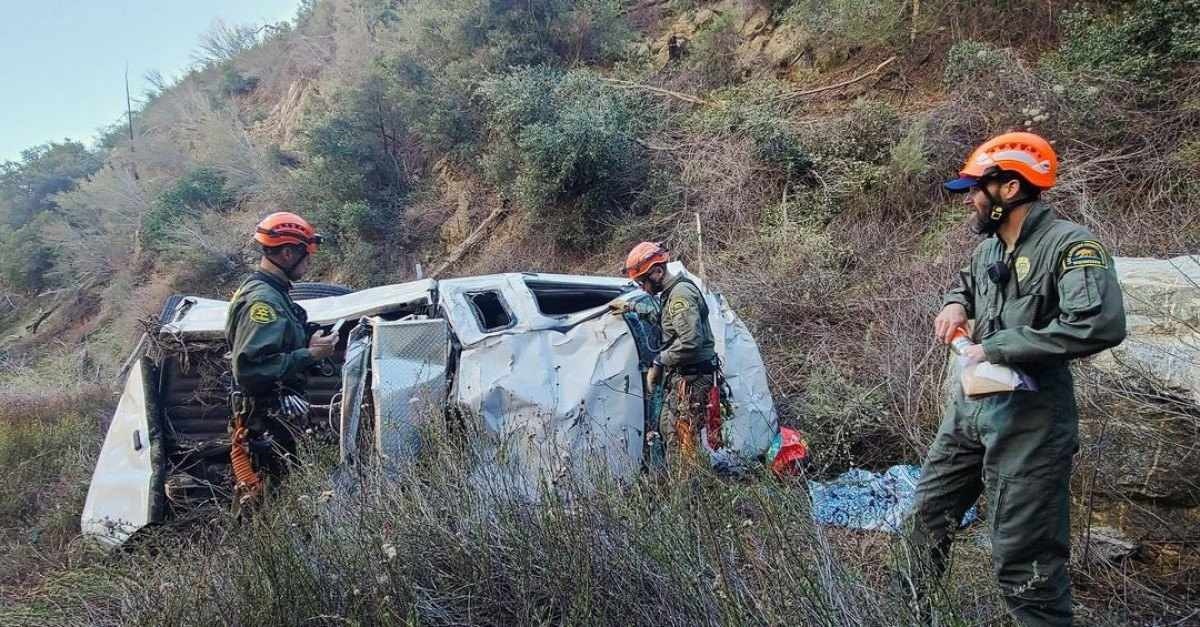 Mulher passa quatro noites presa nas ferragens após carro cair em desfiladeiro