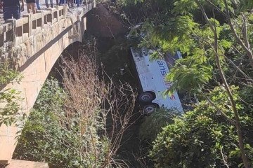 Tragédia em Minas: acidente com ônibus e carro deixa pelo menos seis mortos - CBMMG / Divulgação