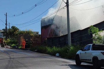 Incêndio em galpão com pneus assusta moradores e mobiliza bombeiros - Jair Amaral/EM/D.A. Press