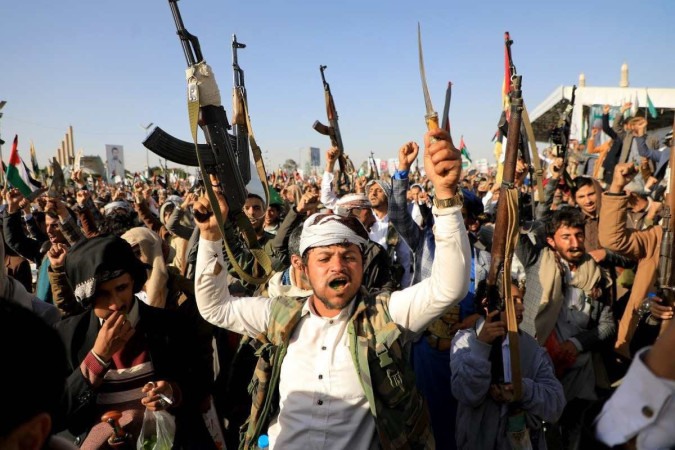 Combatentes huthis ostentam suas armas durante protesto contra os EUA  e o Reino Unido, em Sanaa -  (crédito: Mohammed Huwais/AFP)