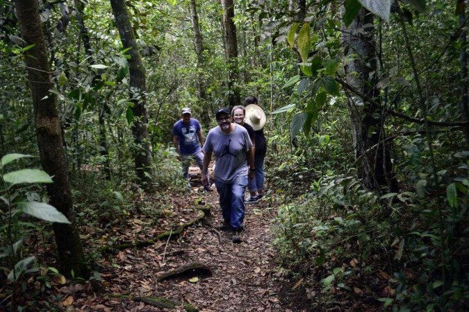 Grupo de pesquisadores na Fazenda Água Limpa, em área de relevante interesse ecológico da região, que abriga espécies típicas do Cerrado