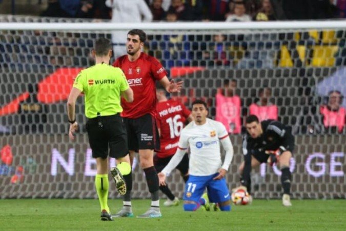 Momento da lesão de Raphinha na semifinal da Supercopa da Espanha - Foto: Fayez Nureldine/AFP via Getty Images - (crédito: Foto: Fayez Nureldine/AFP via Getty Images) Momento da lesão de Raphinha na semifinal da Supercopa da Espanha - Foto: Fayez Nureldine/AFP via Getty Images - (crédito: Foto: Fayez Nureldine/AFP via Getty Images)