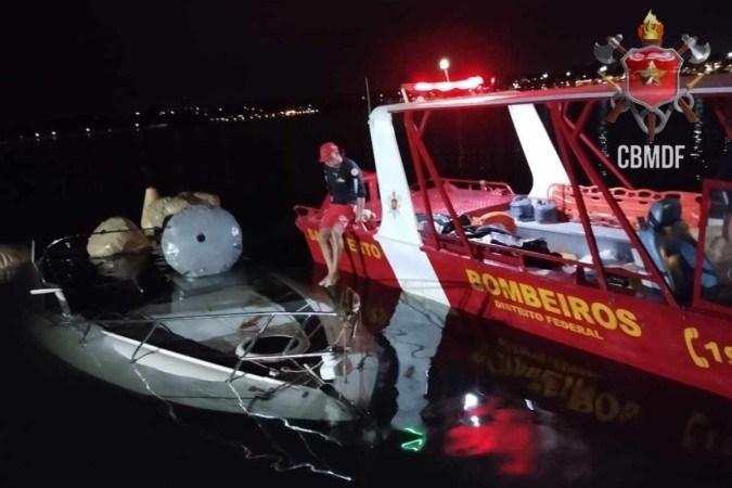Lancha que afundou no Lago é resgatada a 15 metros de profundidade  -  (crédito: CBMDF/Divulgação)
