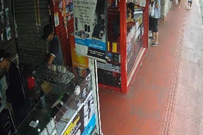 Roubos de celulares foram flagrados por imagens de câmeras de segurança - (crédito: Câmeras de monitoramento e redes sociais/Reprodução) Roubos de celulares foram flagrados por imagens de câmeras de segurança - (crédito: Câmeras de monitoramento e redes sociais/Reprodução)