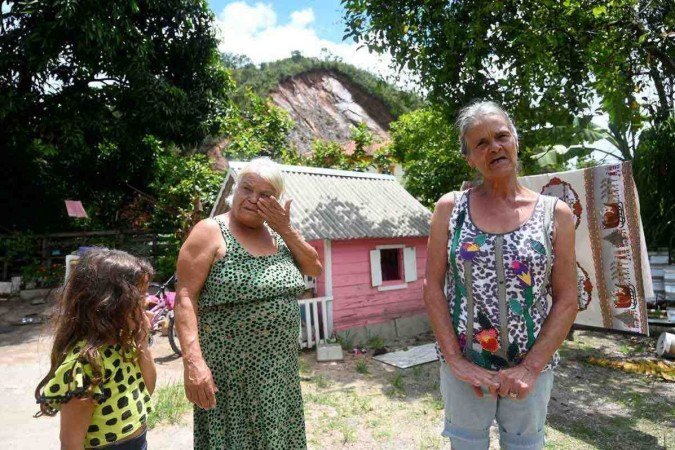 "É sempre um medo, uma incerteza", diz Eliane de Souza (D), moradora de Ouro Preto, que vive com a irmã Bárbara e netos no entorno do Morro da Forca
