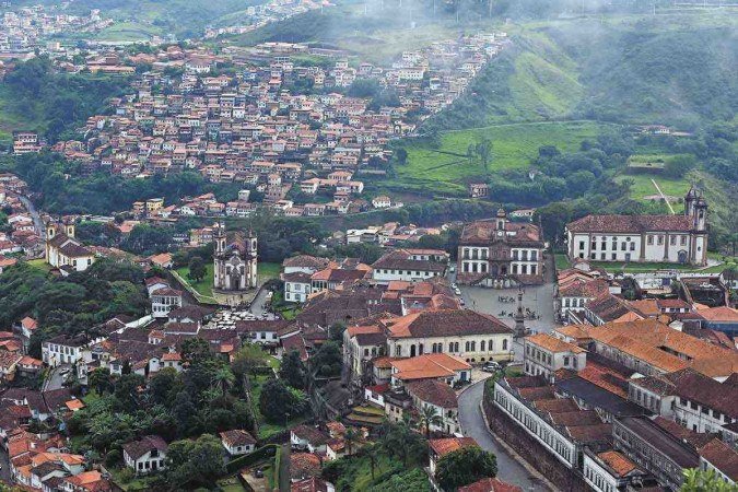 Construção da cidade em área montanhosa desafia a prevenção de deslizamentos