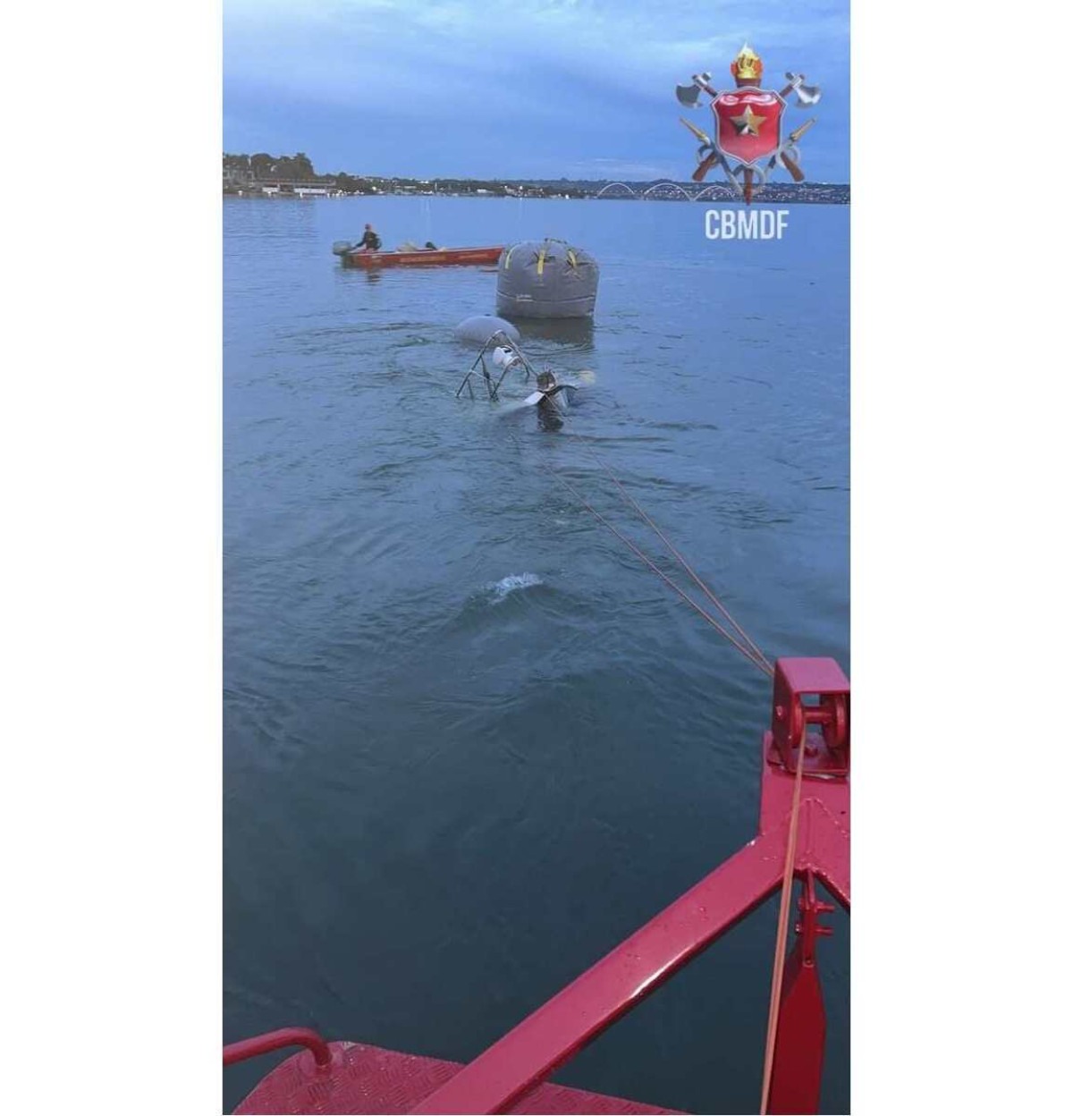 Lancha que afundou no Lago é resgatada a 15 metros de profundidade 