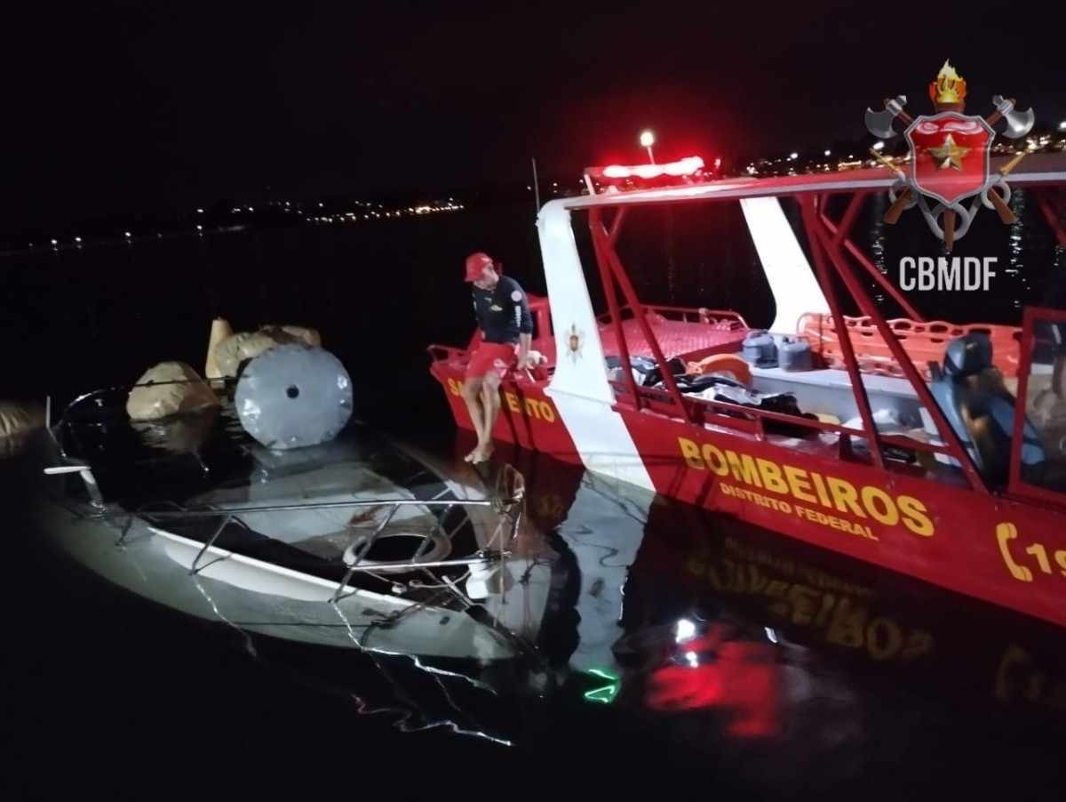 Lancha que afundou no Lago Paranoá é resgatada a 15 metros de profundidade